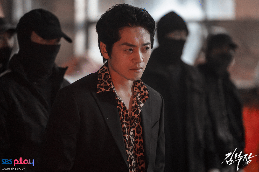 Potongan adegan drama Agent Kim Reactivated yang dirilis SBS sebagai materi publikasi untuk serial tersebut.