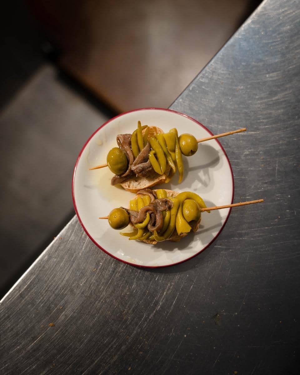 sajian pintxos di salah satu bar di San Sebastián
