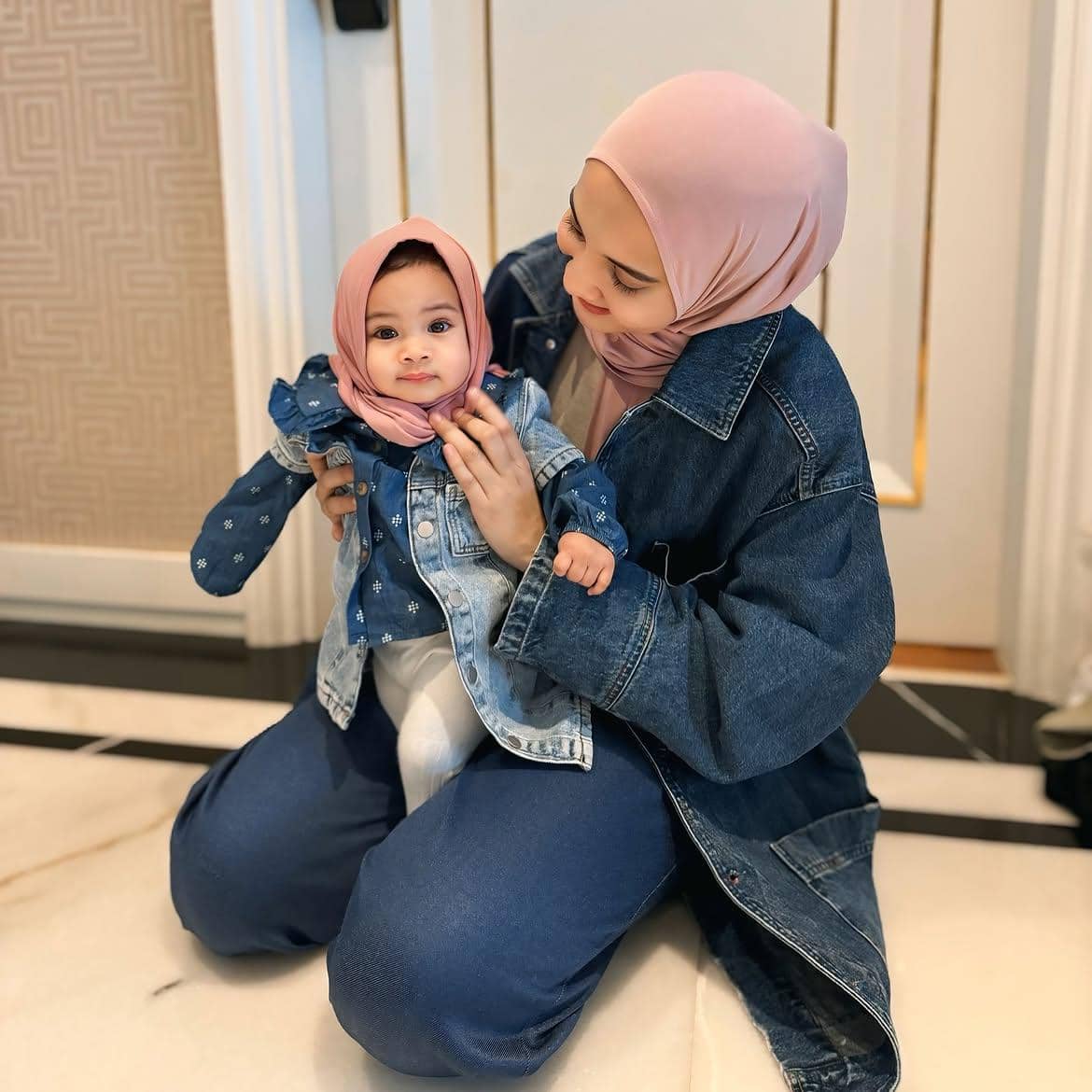 gaya busana ibu dan anak ala Zaskia Sungkar