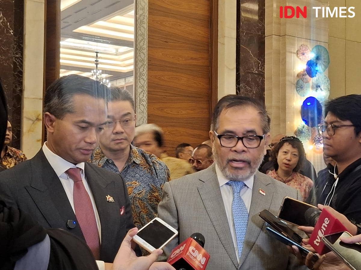 Ketua Umum Kadin Anindya Bakrie (kiri) dan Dubes RI untuk China Djauhari Oratmangun (kanan)