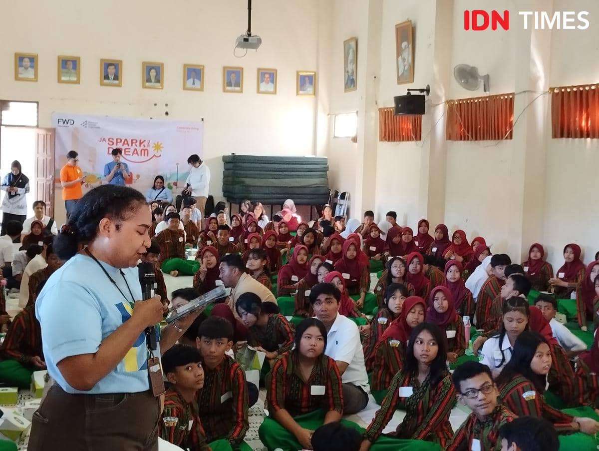 Kegiatan program literasi keuangan JA SparktheDream yang digagas oleh PT FWD Insurance Indonesia di SMPN 12 Semarang. (IDN Times/Dhana Kenca