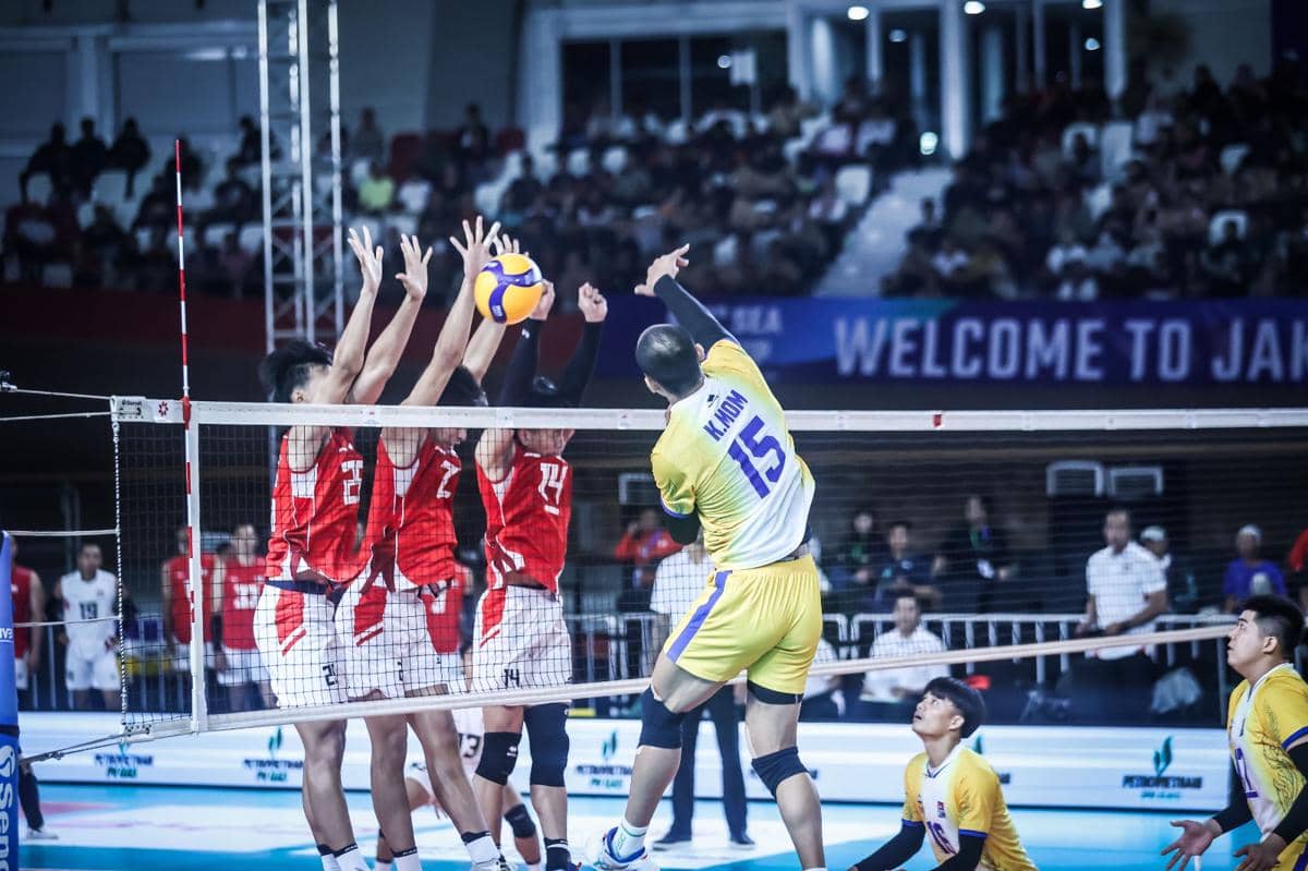 Pemain voli Indonesia berusaha memblok serangan pemain Kamboja dalam pertandingan SEA V Cup 2026 Leg 2 di Jakarta.