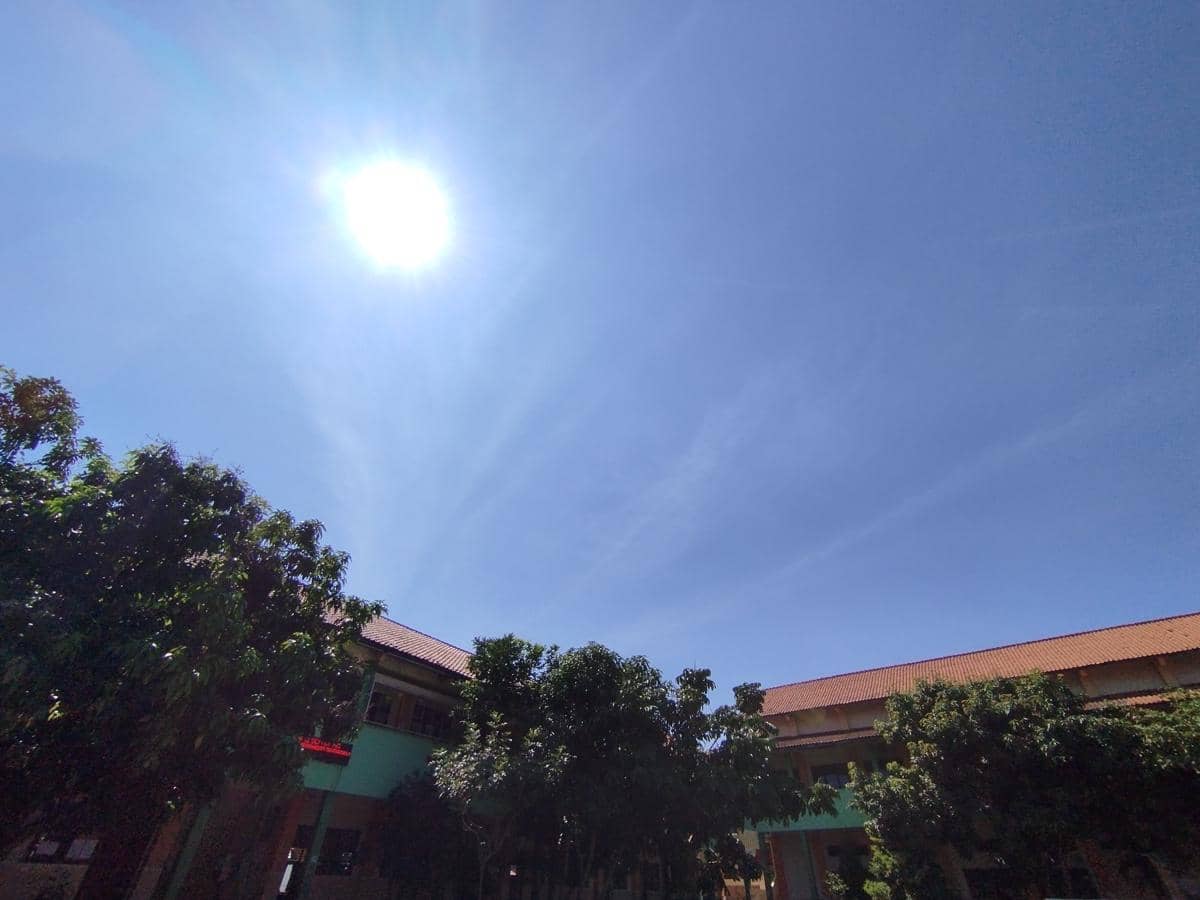 Matahari menyinari Kota Semarang saat siang hari. (IDN Times/Dhana Kencana)