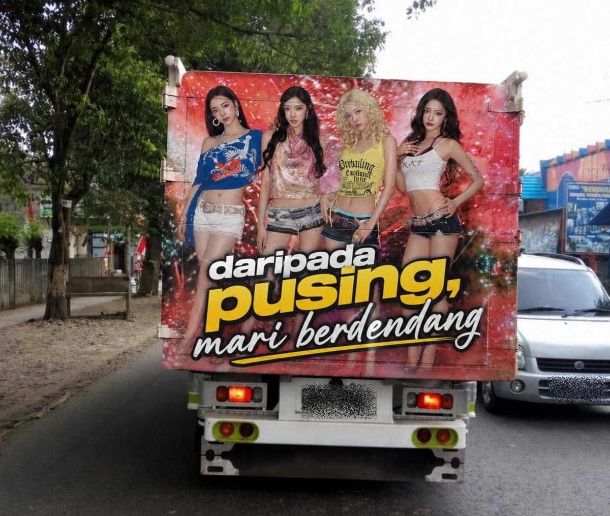Poster bergambar empat wanita bergaya modern dengan tulisan besar 'daripada pusing, mari berdendang' di bagian belakang truk di jalan kota.