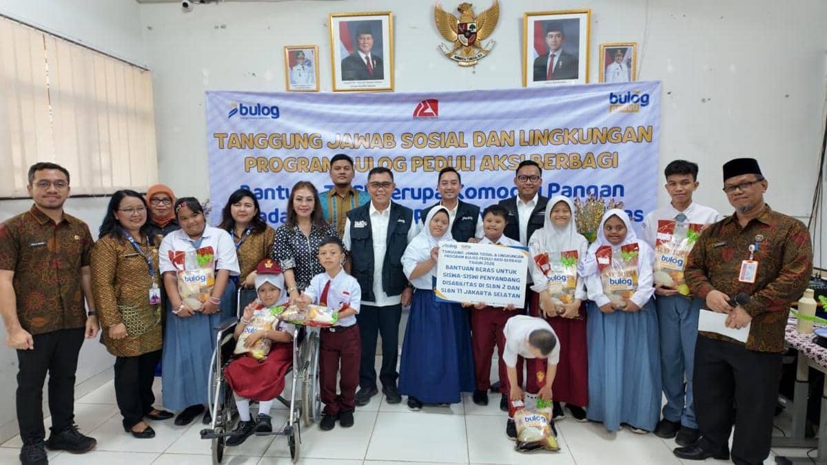 BULOG Salurkan 500 Paket Beras untuk Siswa Penyandang Disabilitas