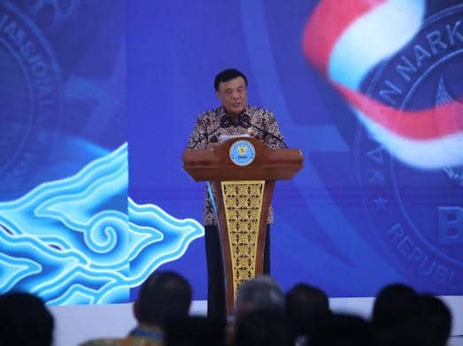 Seorang pejabat berbicara di podium dengan latar belakang biru dan logo BNN saat acara peluncuran di Lido, Bogor.