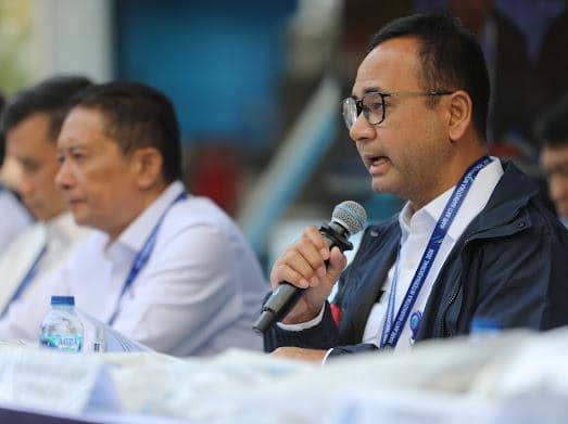 Seorang pejabat BNN berbicara menggunakan mikrofon dalam konferensi pers tentang pemusnahan 3,3 ton narkotika di Lido, Bogor.
