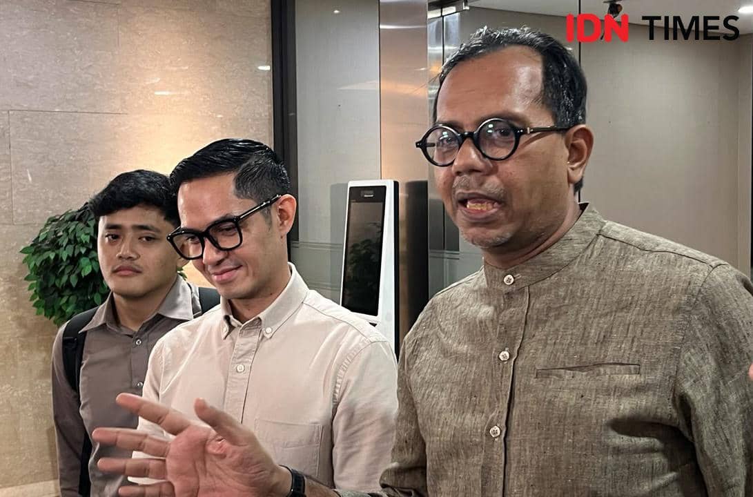 Dude Harlino Serahkan Uang Brand Ambassador PT DSI Rp5,2 M ke Polri