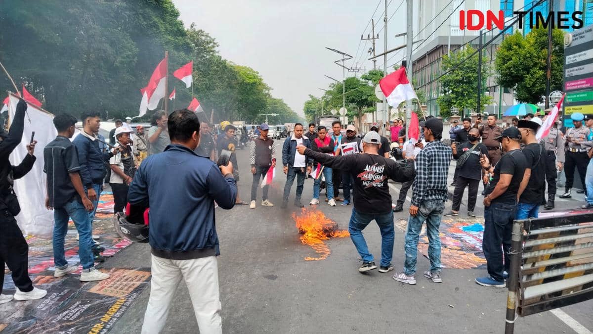Blokade Jalan dan Bakar Ban, Aliansi Madura Indonesia Tuntut Febrie Diadili