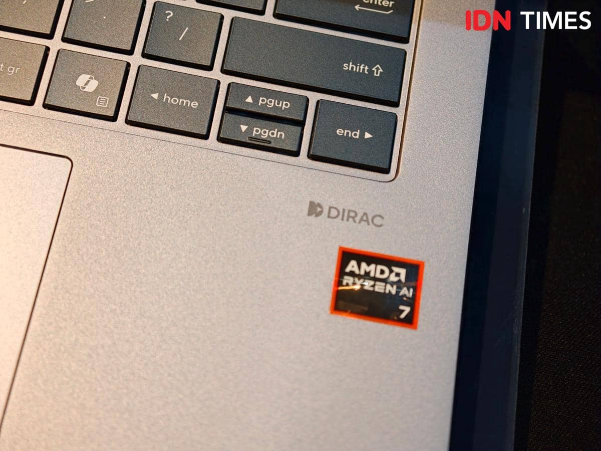 Tampilan keyboard laptop ASUS ExpertBook P5 G2 dengan stiker prosesor AMD Ryzen 7 dan logo Dirac di bodi berwarna perak.