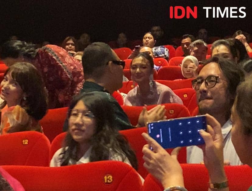 Penonton duduk di kursi merah dalam suasana pemutaran film pendek Jalan Pulang di XXI Plaza Indonesia, Jakarta.