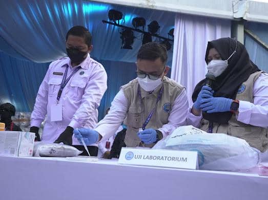 Petugas BNN mengenakan masker dan sarung tangan sedang melakukan uji laboratorium kandungan narkoba di Lido, Kabupaten Bogor.