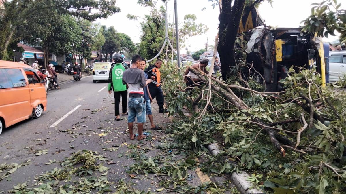 Bus AKDP Alisma Terguling di Padang, 10 Penumpang Luka Ringan