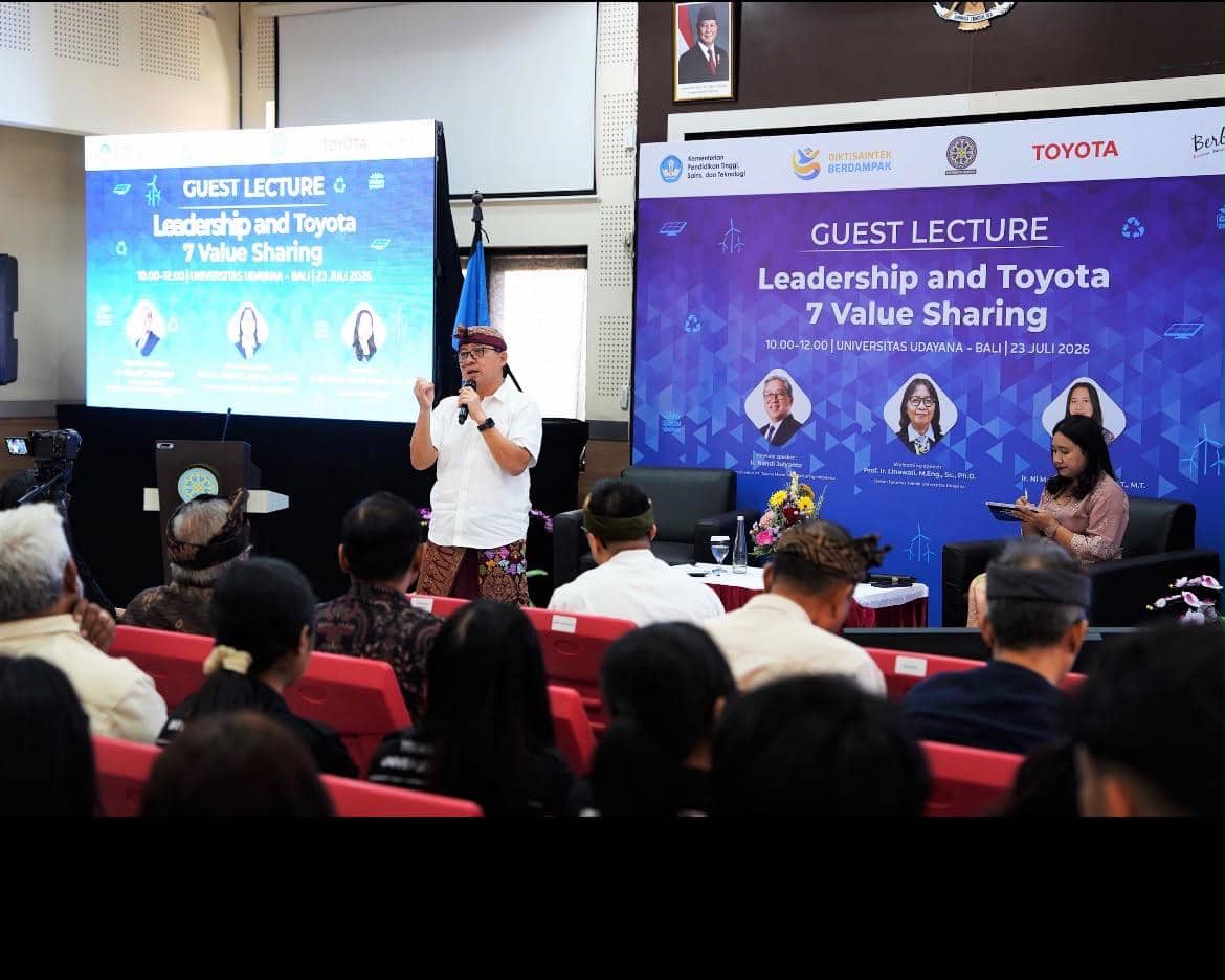 Seorang pembicara memberikan kuliah umum bertema Leadership and Toyota 7 Value Sharing di Universitas Udayana, Bali, di hadapan para mahasiswa.