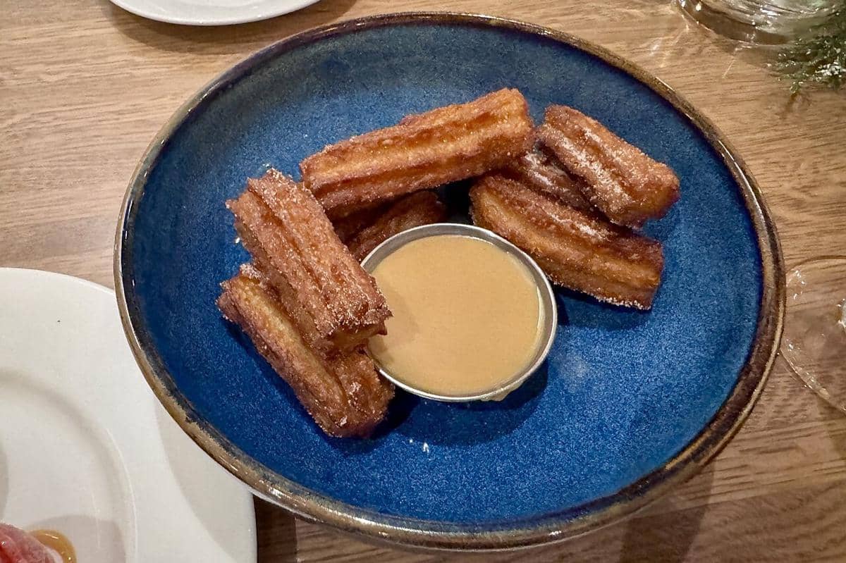 Potret churros dengan dulce de leche
