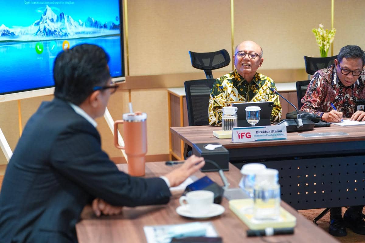 Rapat koordinasi Kepala Badan Pengaturan Badan Usaha Milik Negara (BP BUMN) sekaligus Chief Operating Officer (COO) Danantara, Dony Oskaria