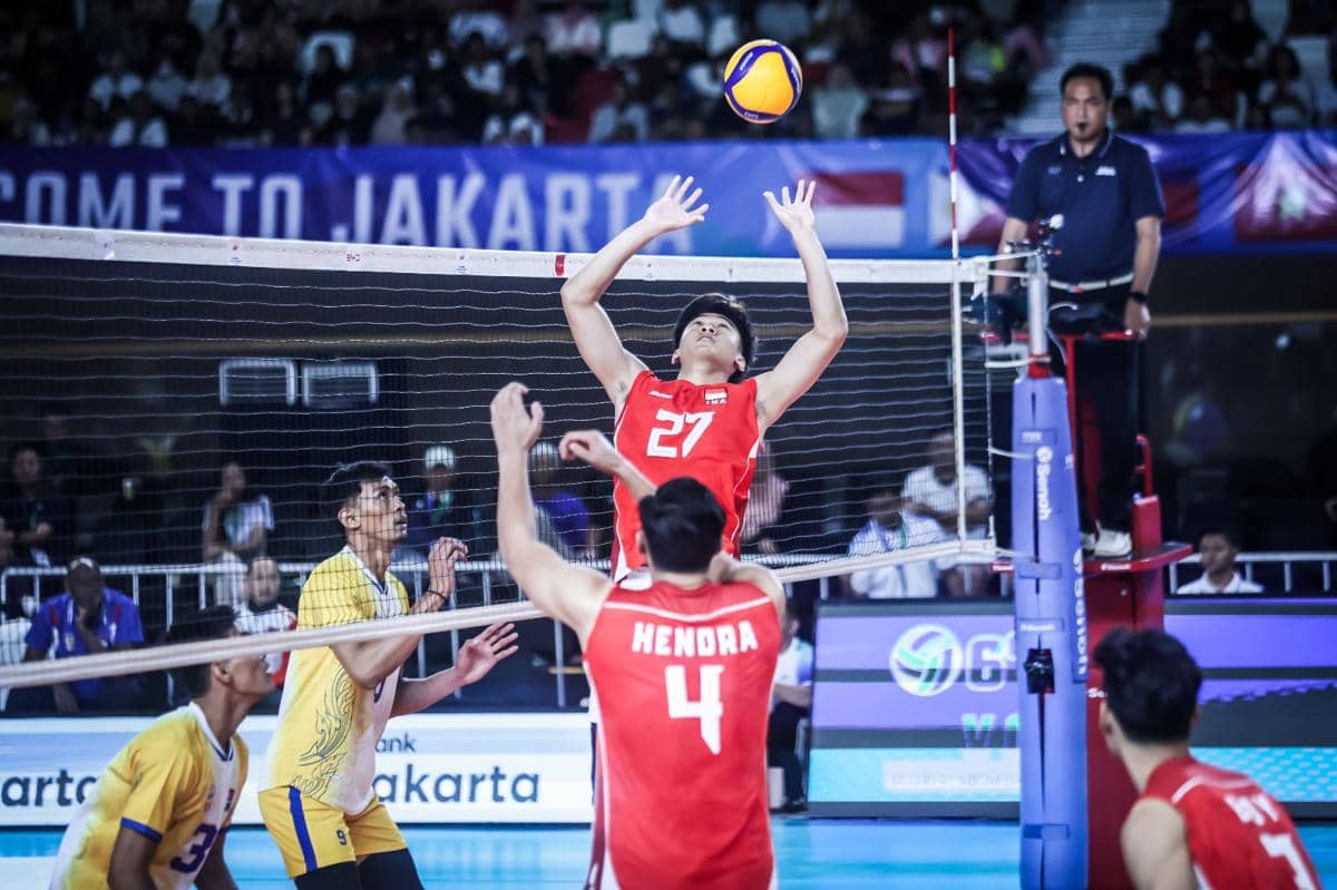 Pemain voli Indonesia melakukan umpan di atas net saat menghadapi Kamboja pada pertandingan SEA V Cup 2026 Leg 2 di Jakarta.