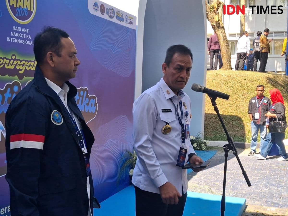 Seorang pejabat BNN berbicara di depan mikrofon saat doorstop usai peluncuran Ananda Bersinar di BNN Lido, Bogor, Jawa Barat.