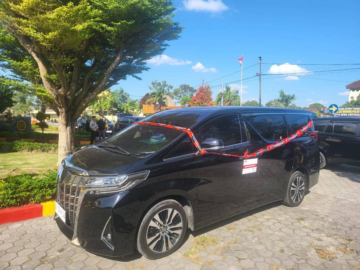 KPK Sita Alphard Bupati Lombok Barat yang Didapat dari Tersangka