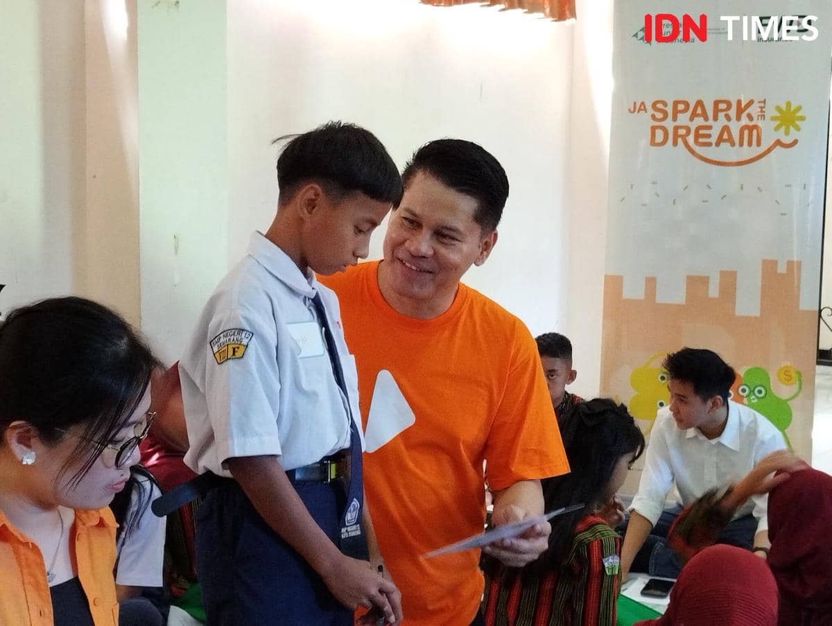 Kegiatan program literasi keuangan JA SparktheDream yang digagas oleh PT FWD Insurance Indonesia di SMPN 12 Semarang. (IDN Times/Dhana Kenca