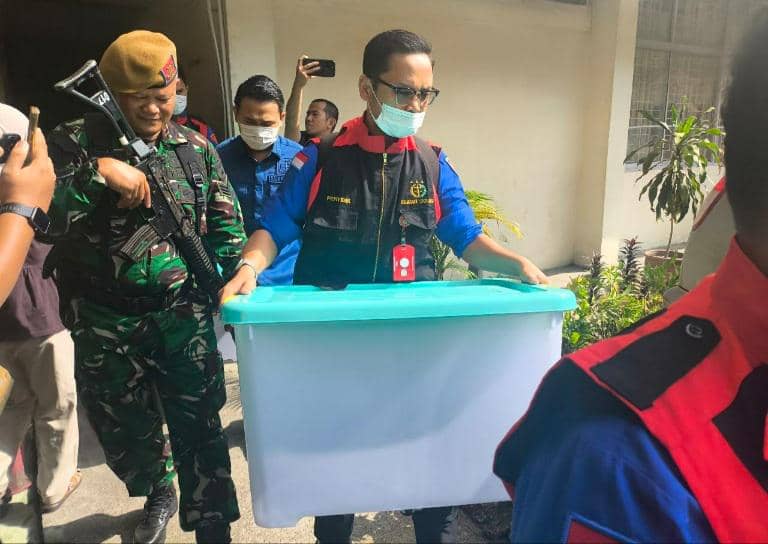 Jaksa Geledah Kantor Disdik Riau Terkait Korupsi, Bawa 3 Box Container