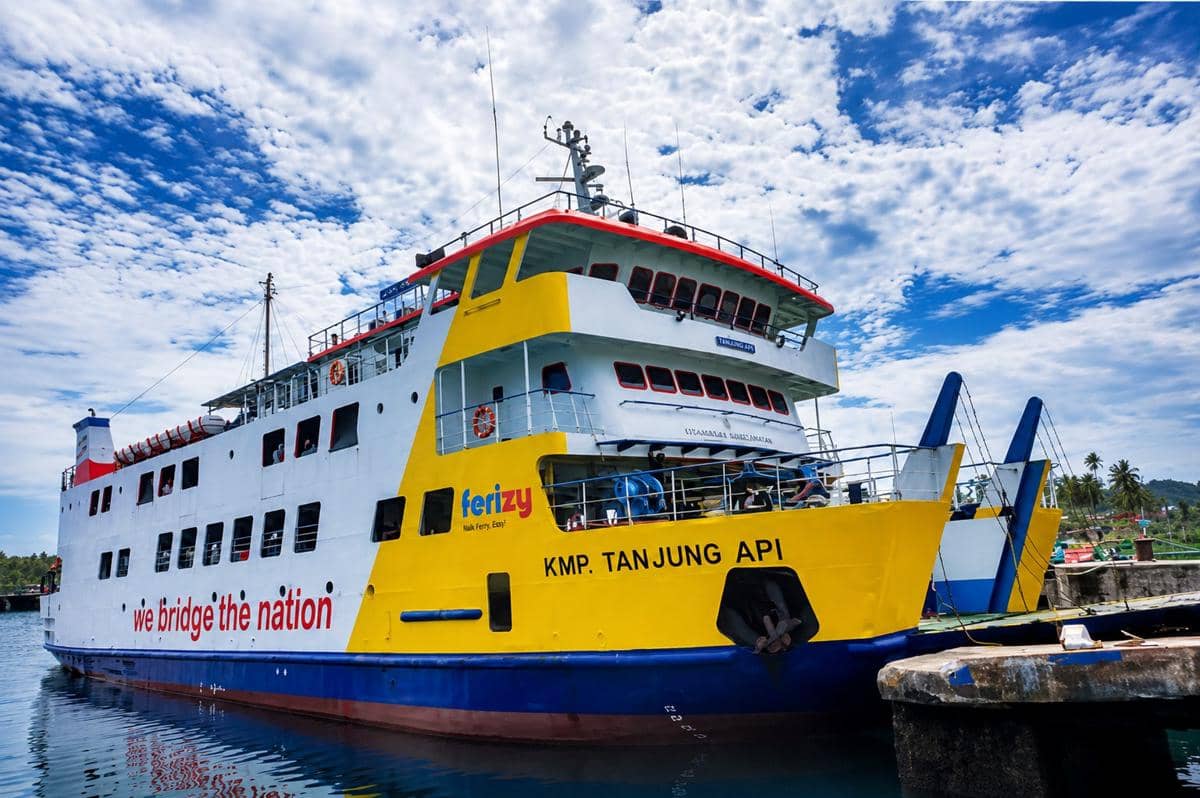 Kapal ferry KMP Tanjung Api milik PT ASDP Indonesia Ferry bersandar di pelabuhan wilayah Luwuk dan Banggai, Sulawesi Tengah.