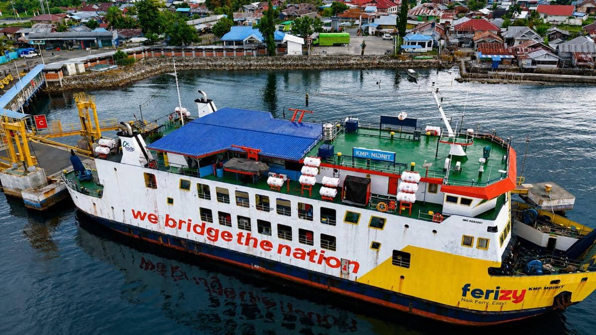 Kapal ferry milik PT ASDP Indonesia Ferry melayani penyeberangan di pelabuhan wilayah Luwuk dan Banggai, Sulawesi Tengah.