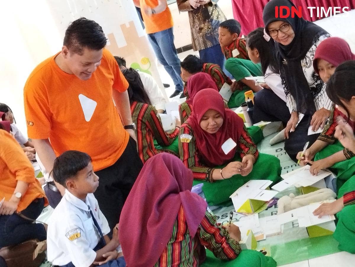 Kegiatan program literasi keuangan JA SparktheDream yang digagas oleh PT FWD Insurance Indonesia di SMPN 12 Semarang. (IDN Times/Dhana Kenca