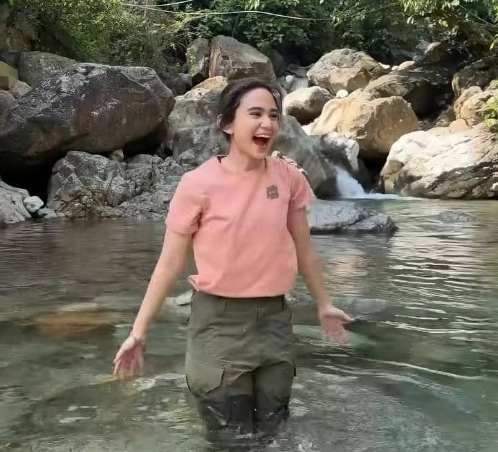 potret Tissa Biani trekking ke Curug Sentul