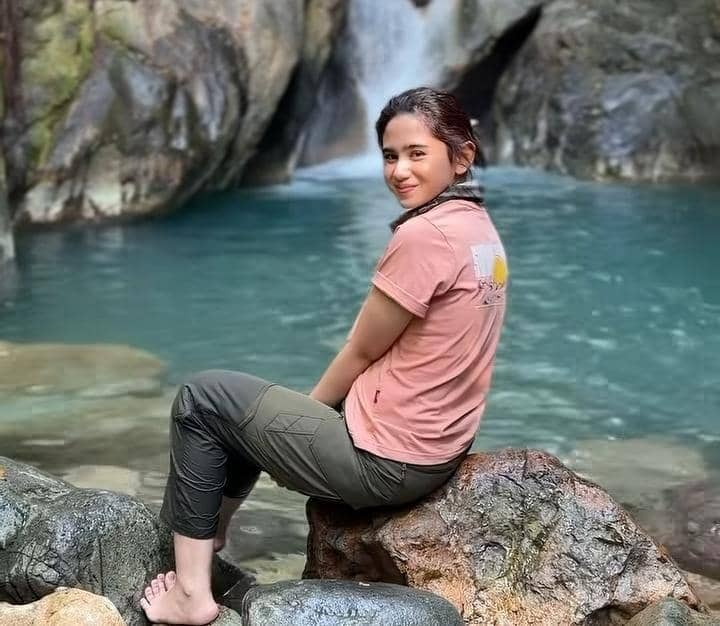 potret Tissa Biani trekking ke Curug Sentul