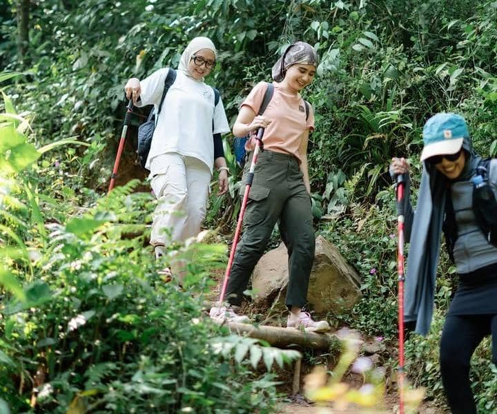 potret Tissa Biani trekking ke Curug Sentul