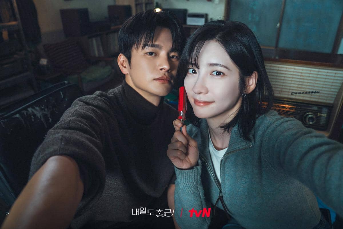 Still cut Seo In Guk dan Park Ji Hyun di See You At Work Tomorrow!