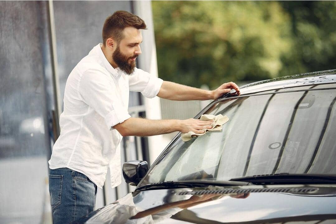 ilustrasi membersihkan kaca mobil