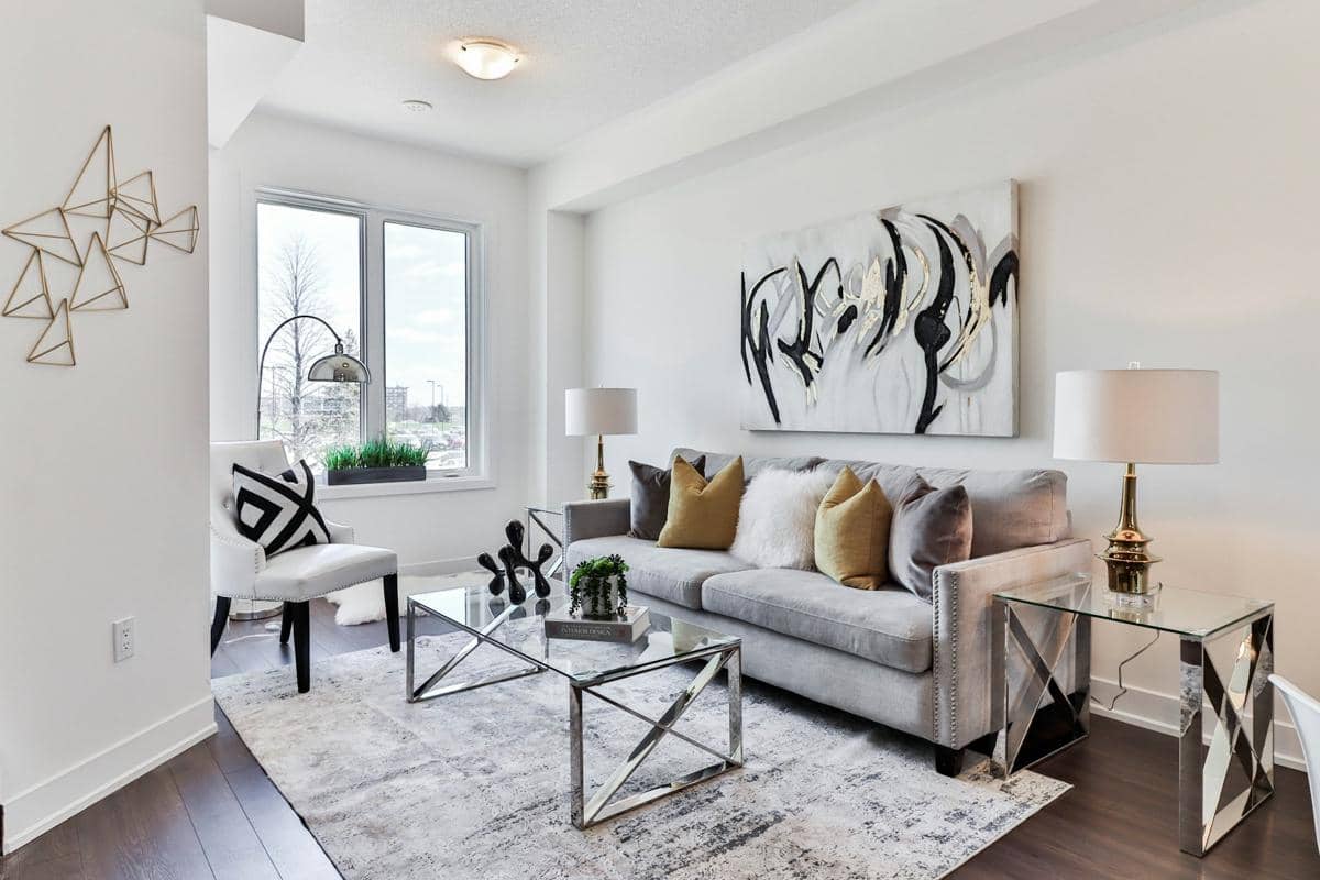 https://unsplash.com/id/foto/sofa-abu-abu-di-dekat-meja-kaca-SnHO-Ua7QtY