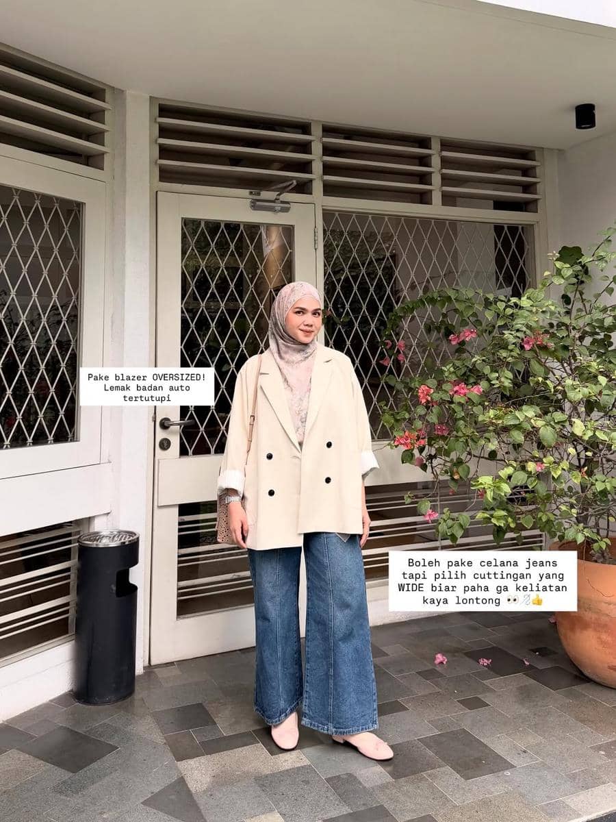 Alfi Siregar tampil modis dengan outfit hijab yang menutup dada, memadukan gaya sopan dan kekinian.