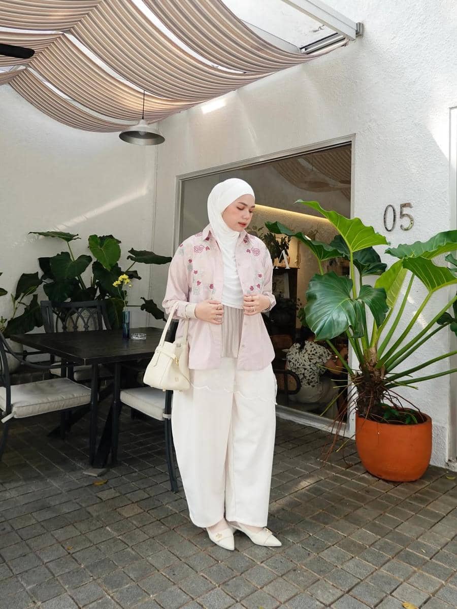 Alfi Siregar mengenakan outfit hijab modis dengan gaya menutup dada sebagai inspirasi busana muslim sehari-hari.