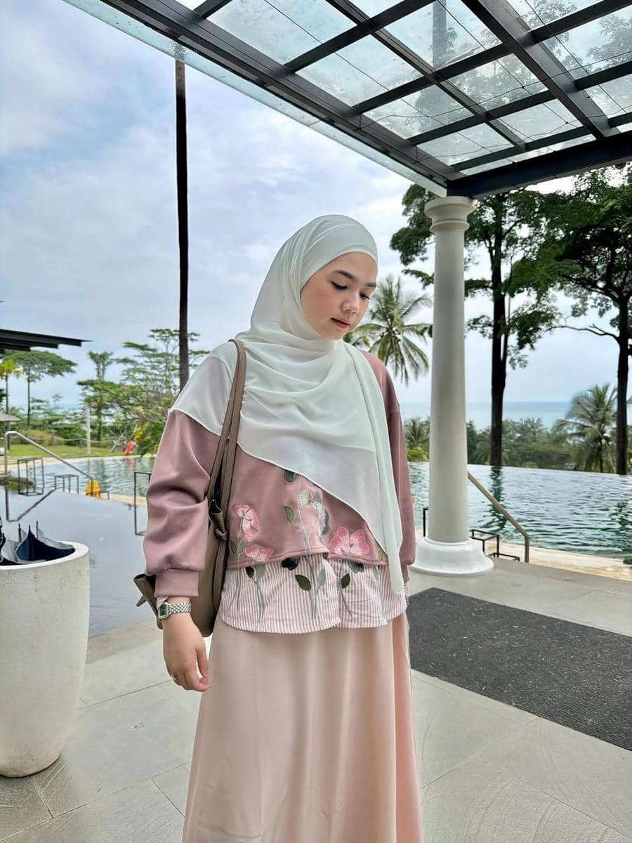 Alfi Siregar mengenakan outfit hijab modis dengan gaya menutup dada untuk inspirasi busana muslim sehari-hari.