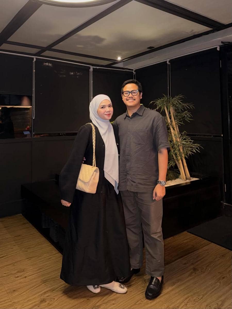 Alfi Siregar mengenakan outfit hijab modis dengan kerudung menutup bagian dada sebagai inspirasi busana sehari-hari.
