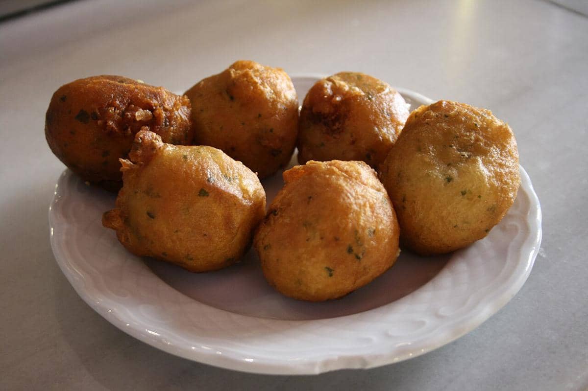 ilustrasi buñuelos de bacalao