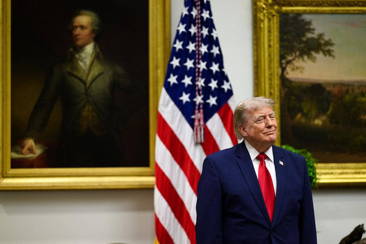 Trump Klaim Biaya Kerusakan Kapal di Selat Hormuz Ditanggung Iran
