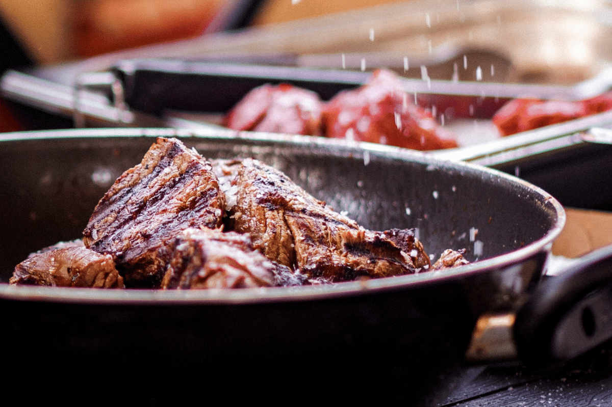 ilustrasi membuat garlic saikoro steak