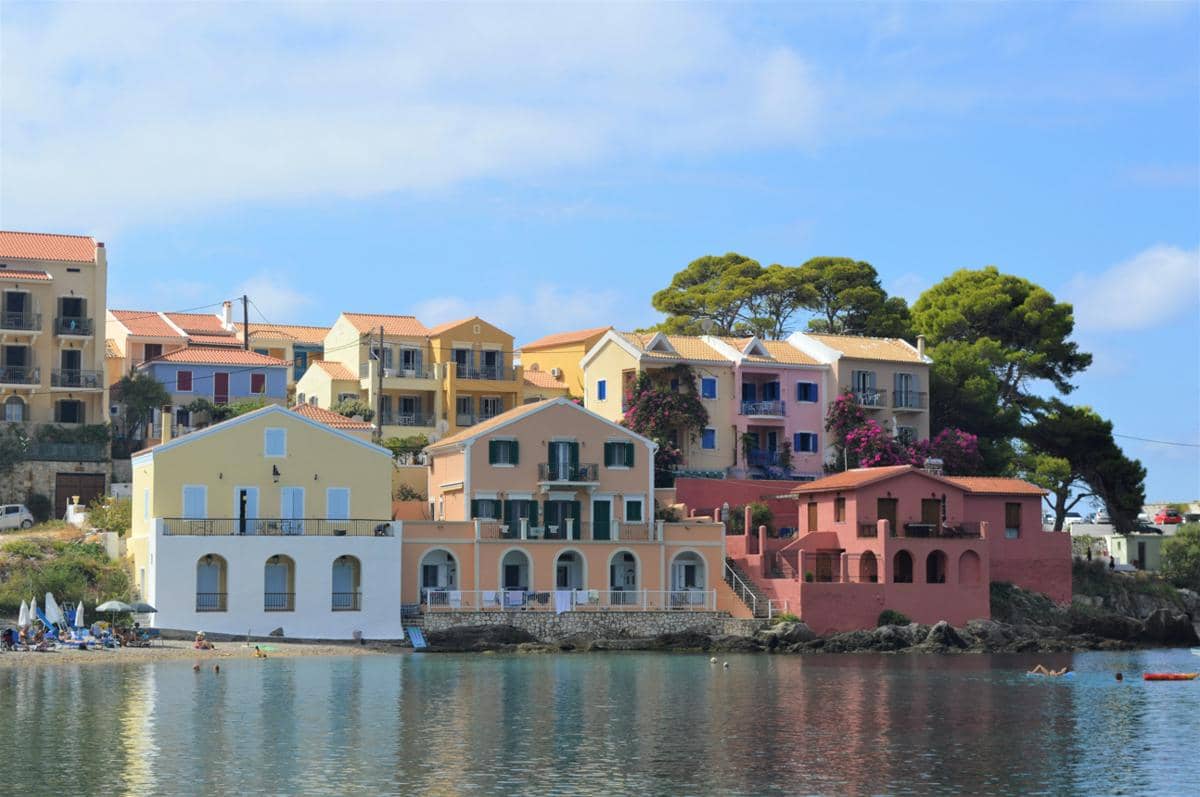 ilustrasi rumah berwarna pastel di Assos