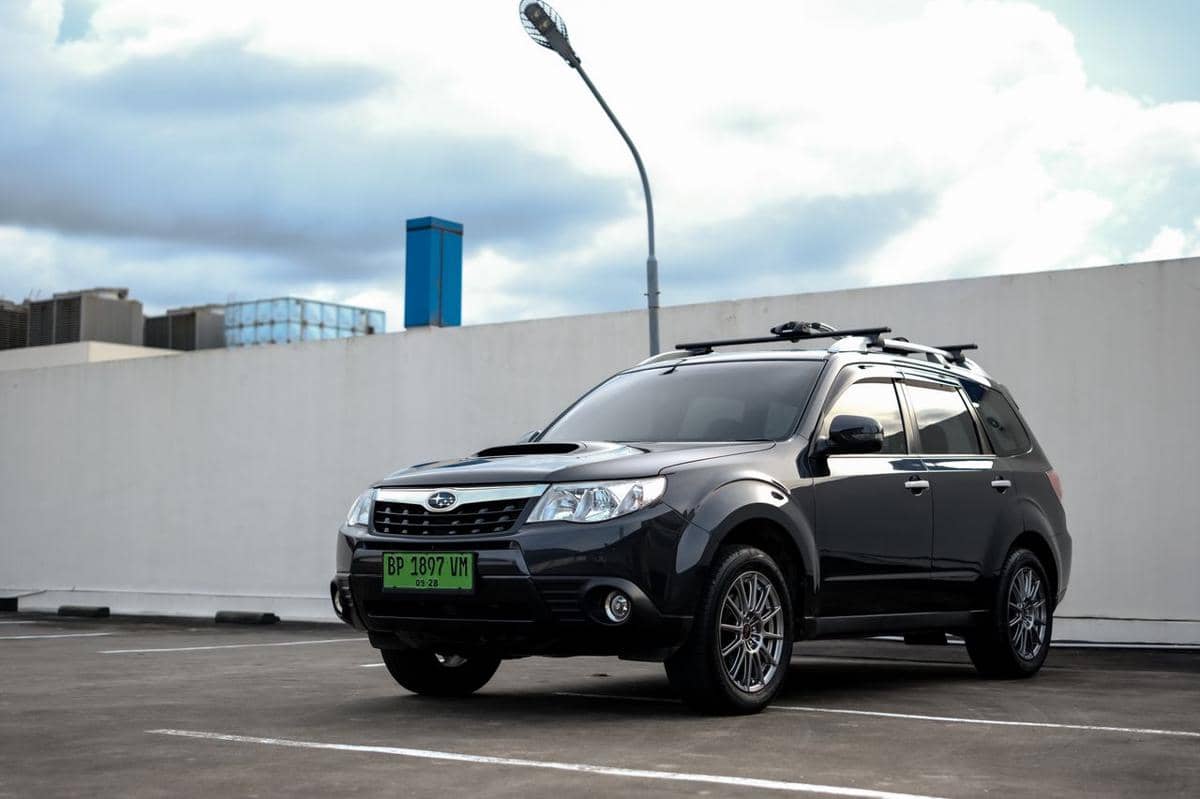 ilustrasi mobil SUV parkir