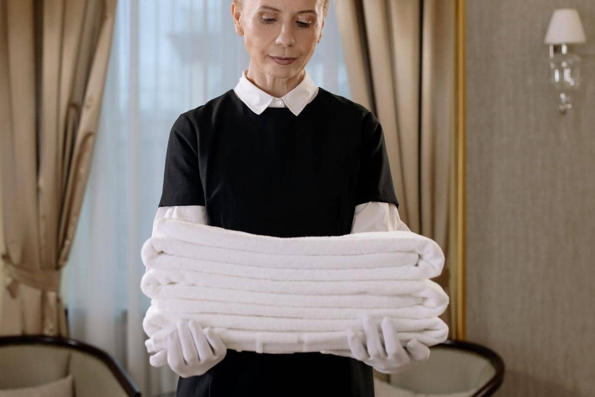 Apa Bedanya Housekeeping dan Turndown Service? Jangan Keliru!