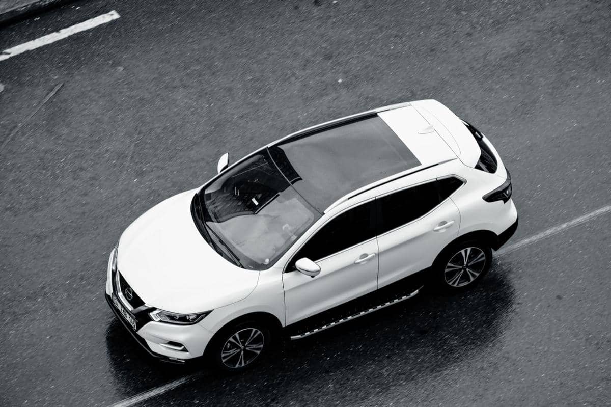 ilustrasi mobil SUV dengan roof rail