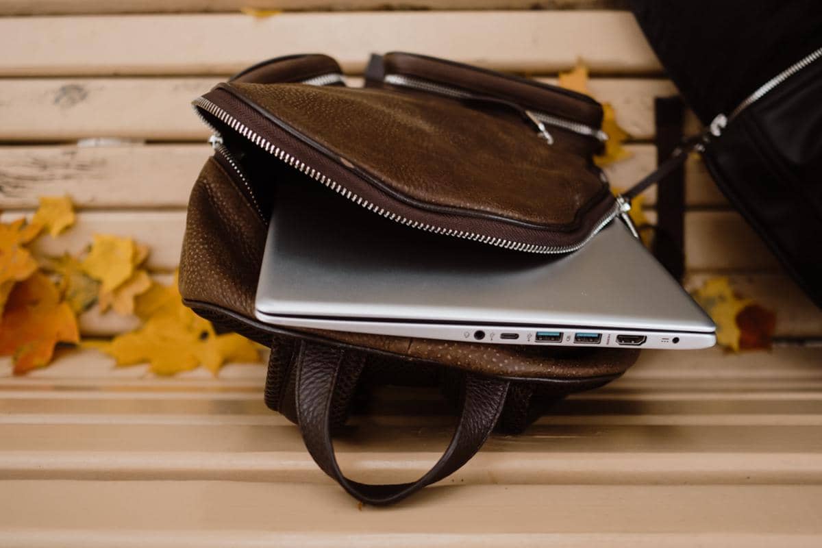 ilustrasi membawa laptop dalam tas