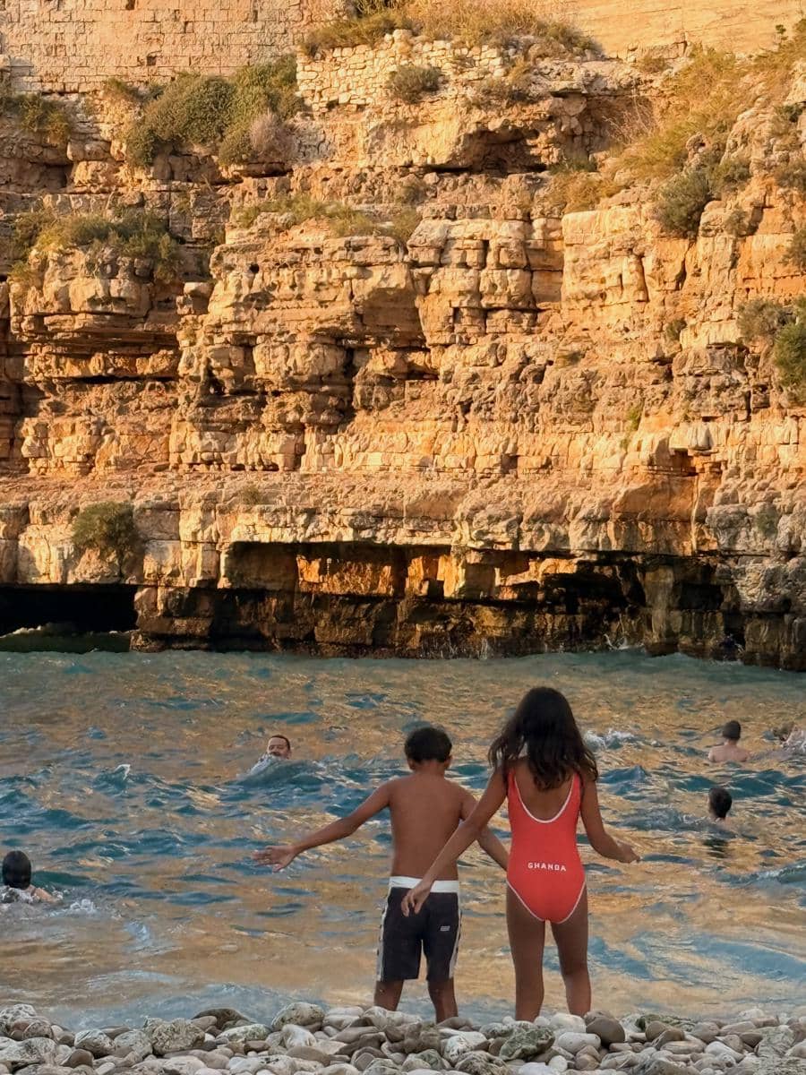 Indah Kalalo dan keluarga liburan di Polignano a Mare