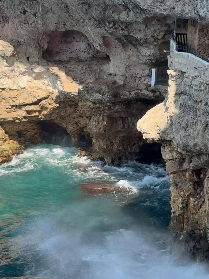 Indah Kalalo dan keluarga liburan di Polignano a Mare