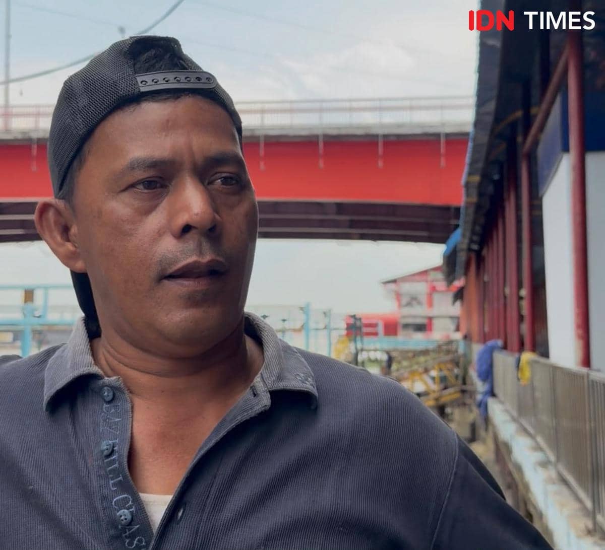 Pengemudi Kapal Ketek Zulkifli di Palembang yang menjadi transportasi di Sungai Musi