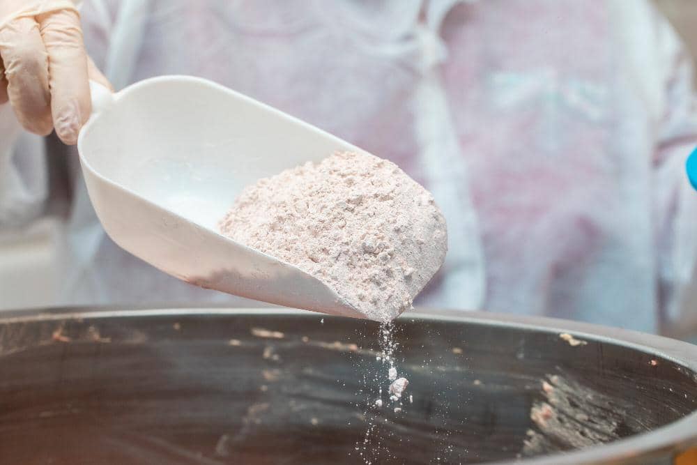 Potret menambahkan tepung pada adonan